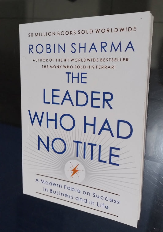 Book titled 'The Leader Who Had No Title' by Robin Sharma on a dark background